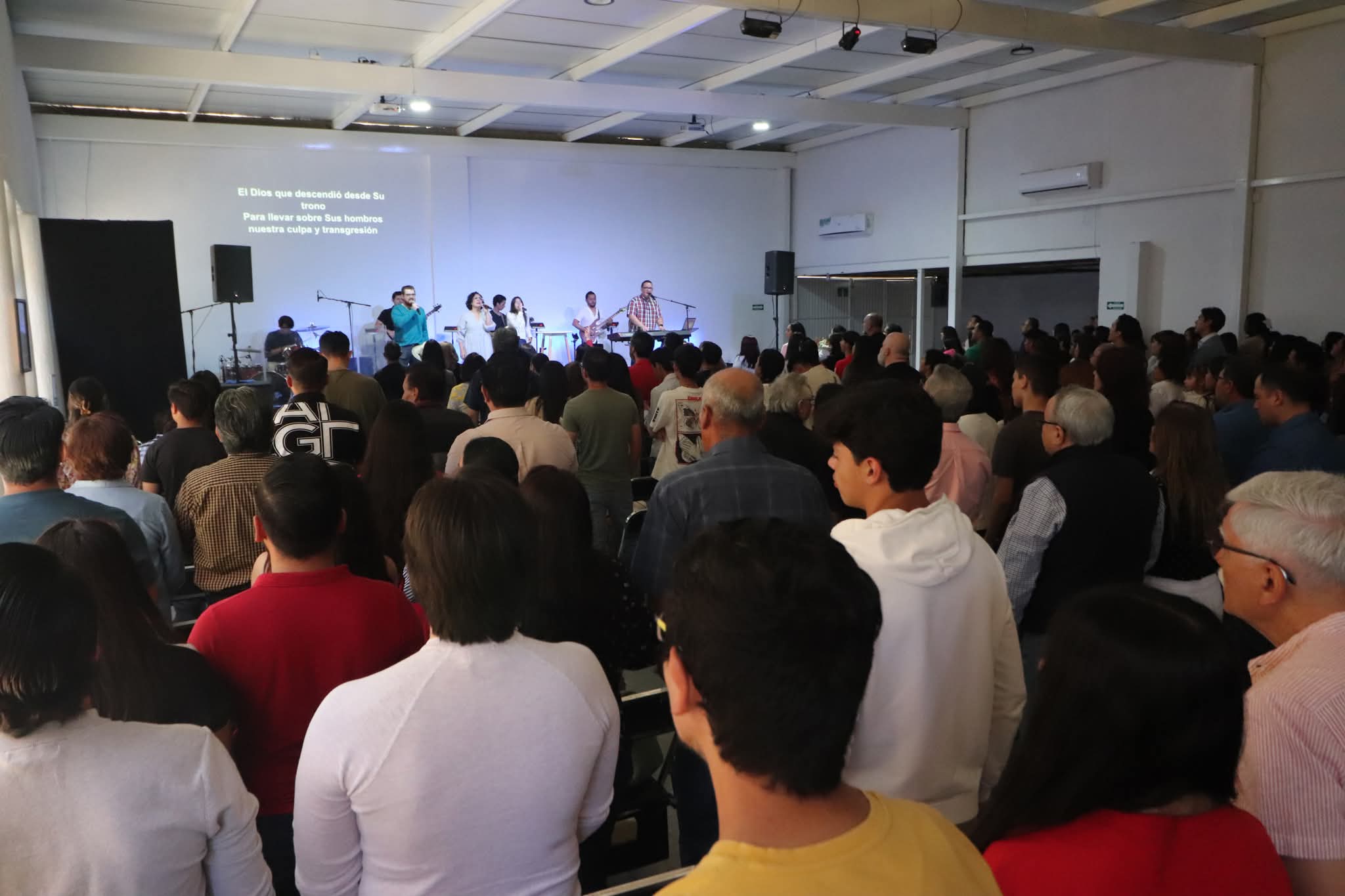 Congregación viendo la alabanza y proyección